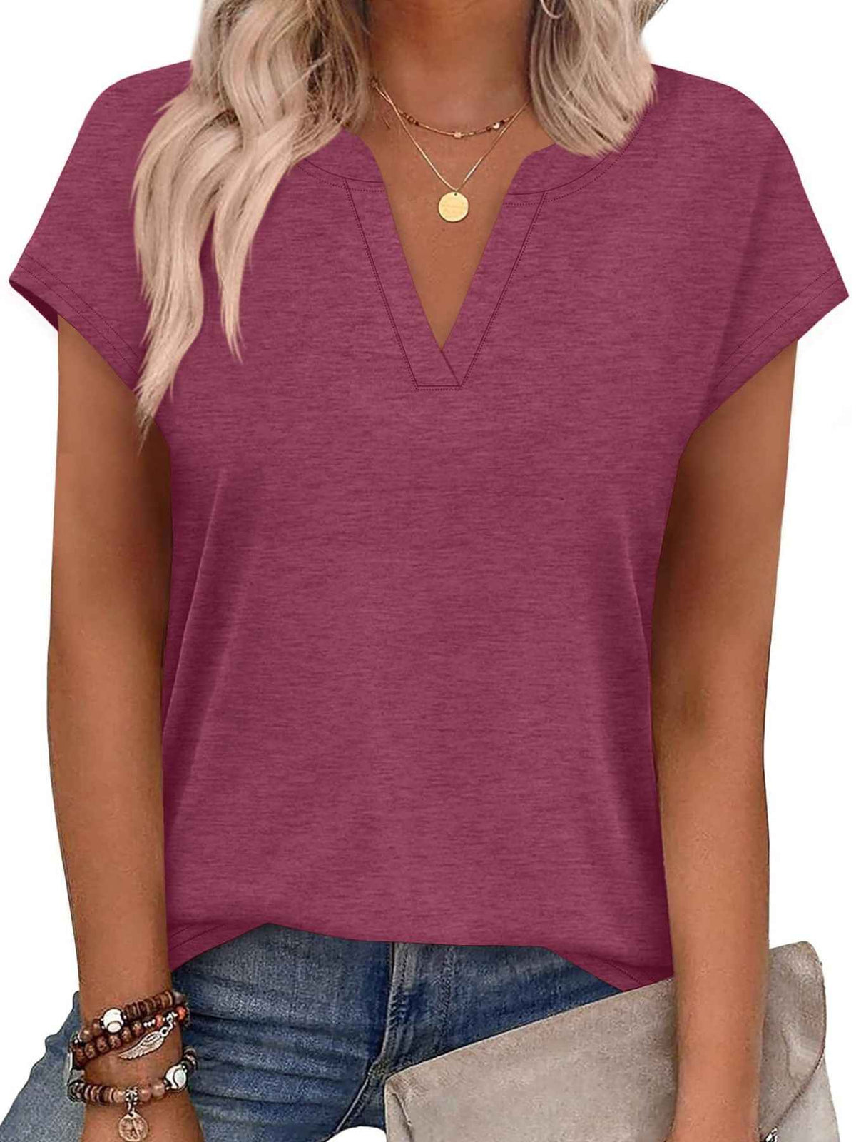 T-shirt à manches courtes et encolure en V crantée