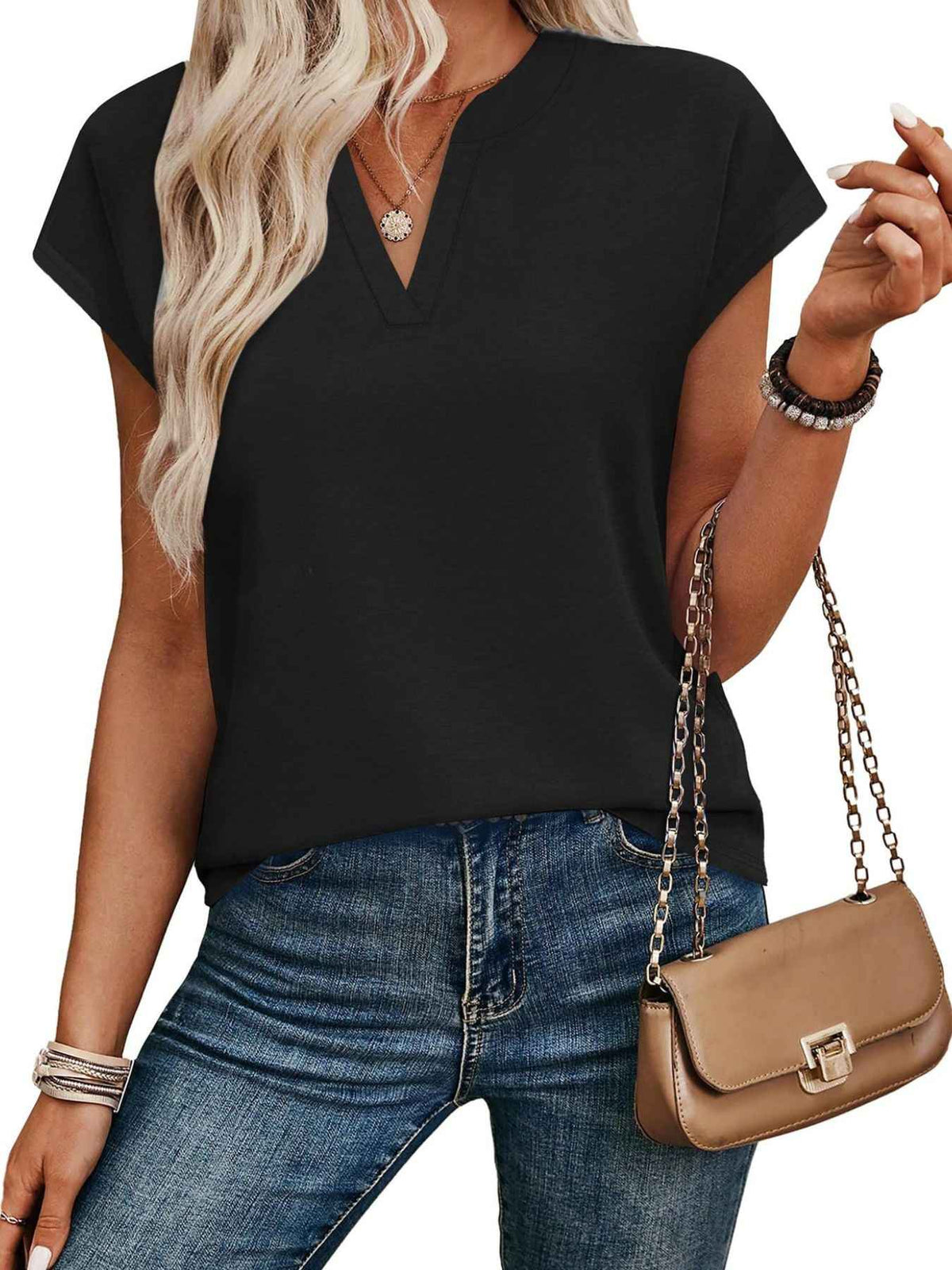 T-shirt à manches courtes et encolure en V crantée