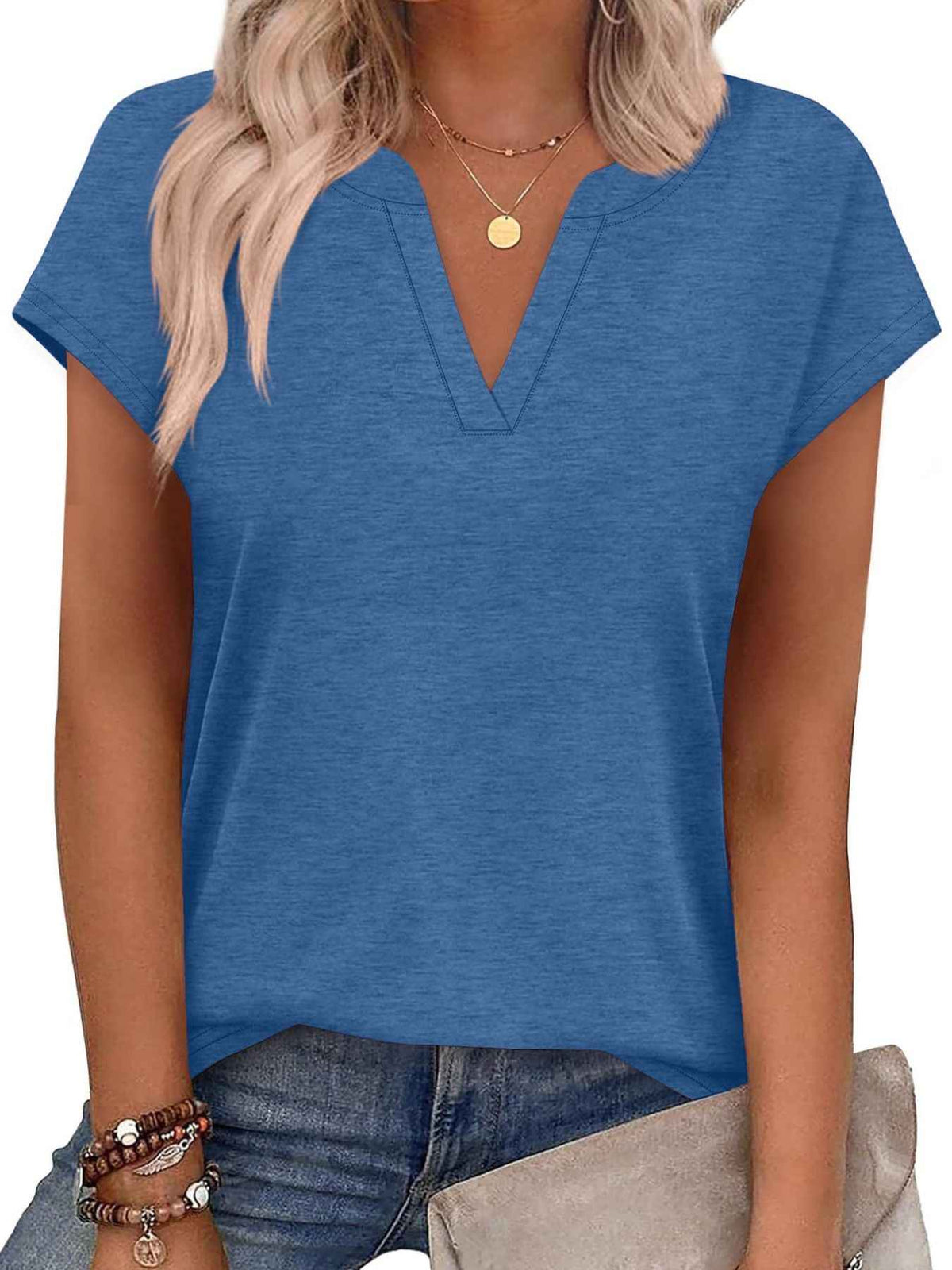 T-shirt à manches courtes et encolure en V crantée