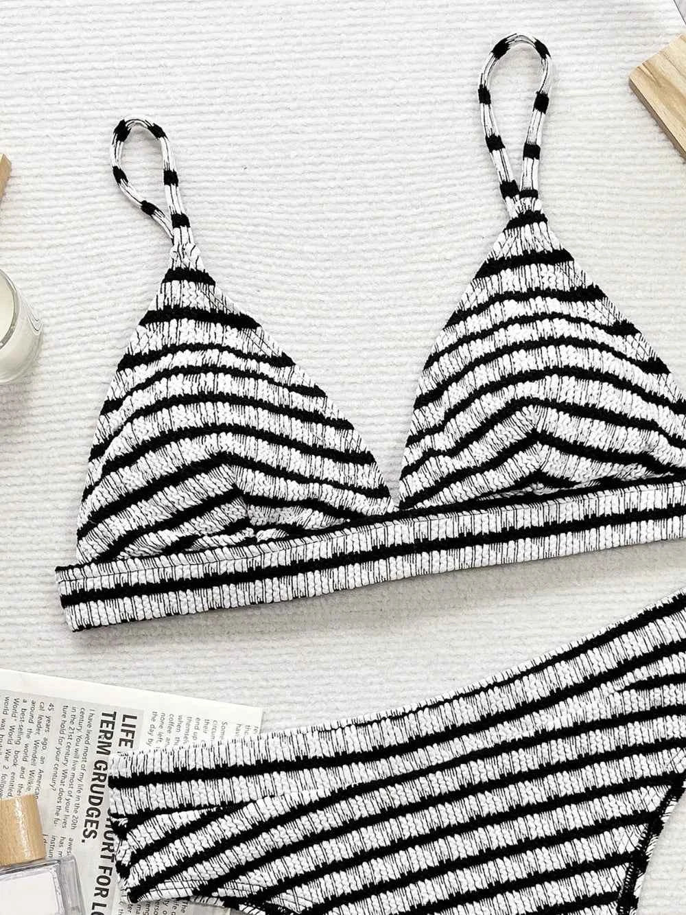 Bikini deux pièces à rayures et col V