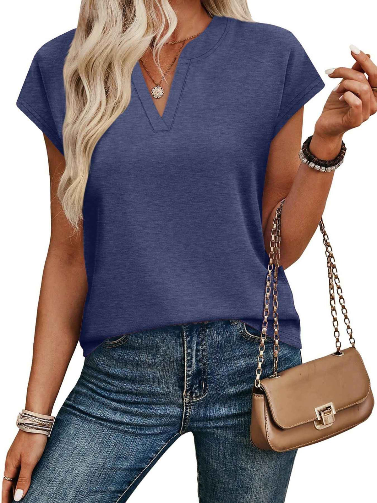 T-shirt à manches courtes et encolure en V crantée