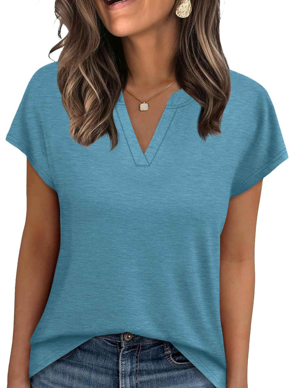 T-shirt à manches courtes et encolure en V crantée