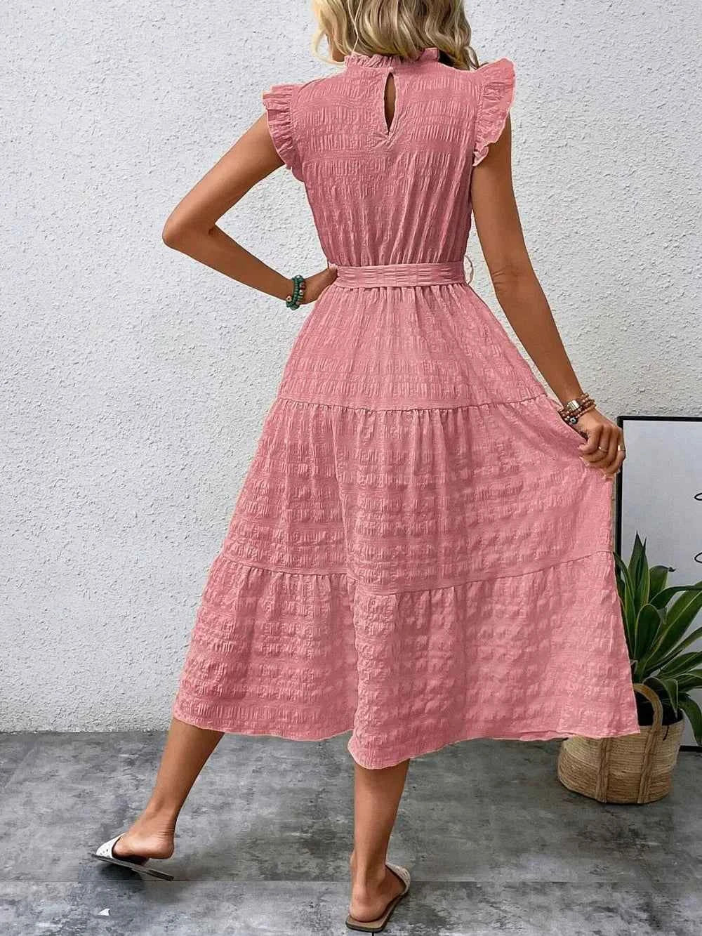 Robe midi à manches courtes, volants et lien à nouer