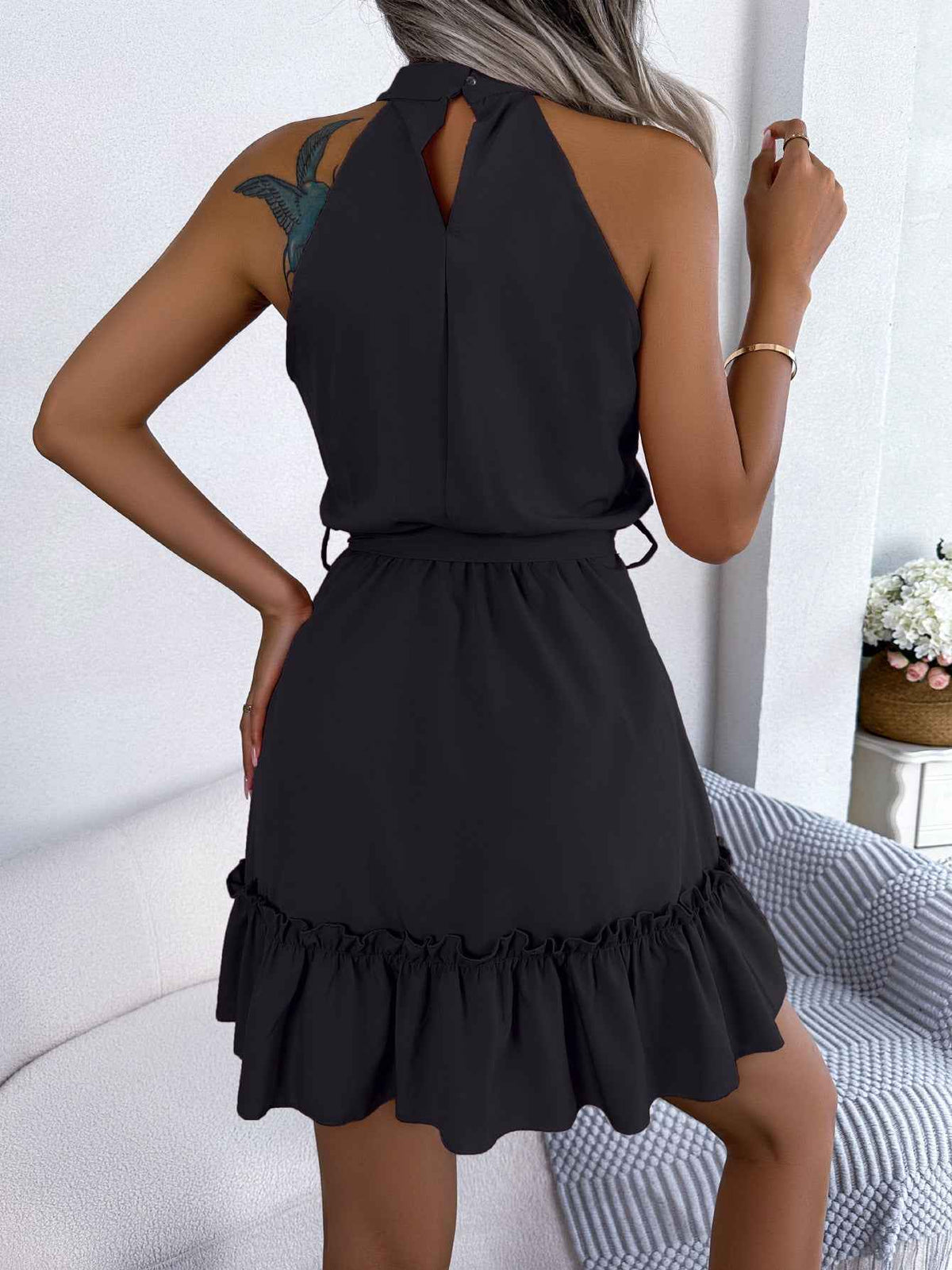 Robe ligne A à col halter et ourlet volanté avec ceinture