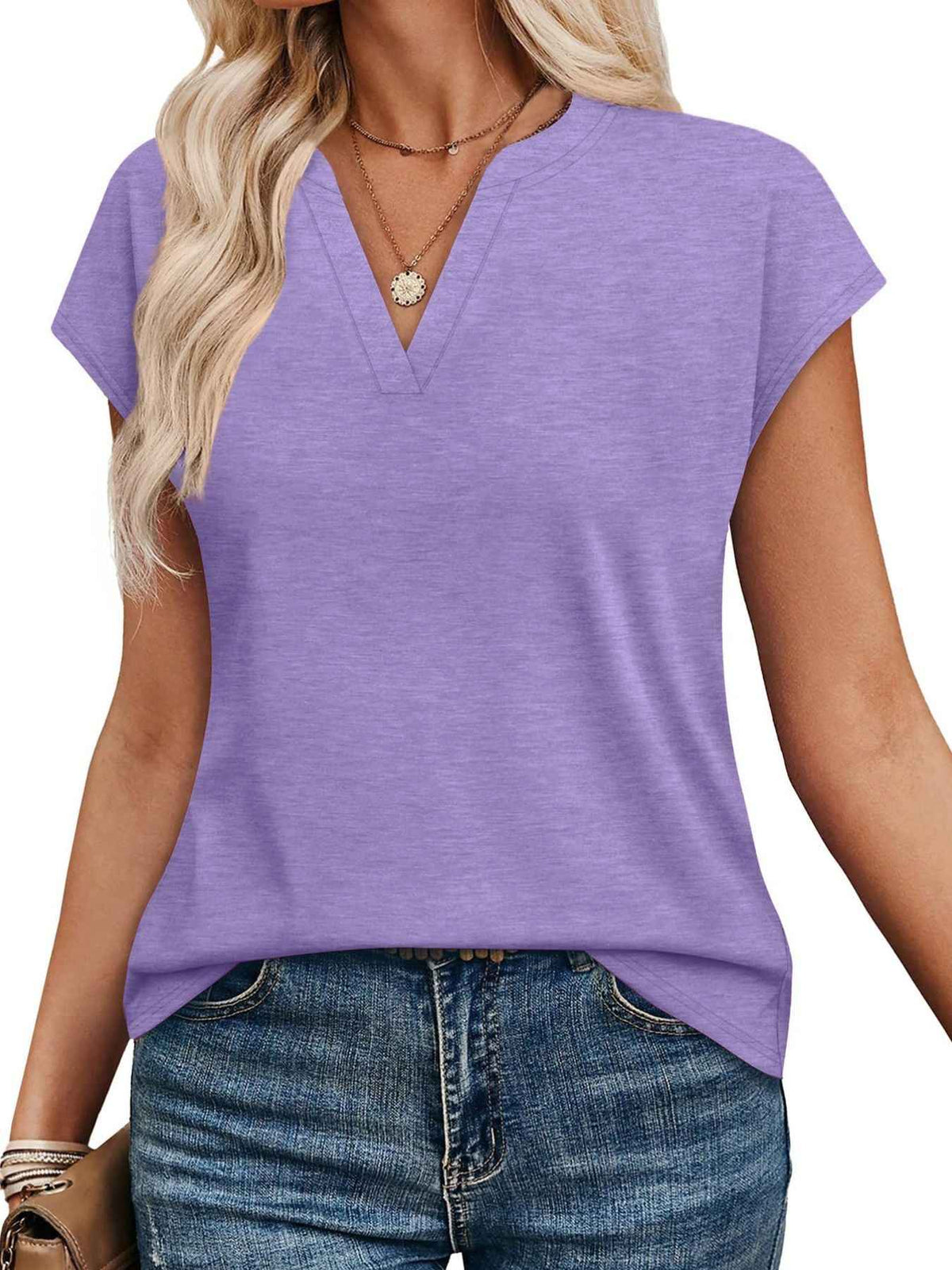 T-shirt à manches courtes et encolure en V crantée