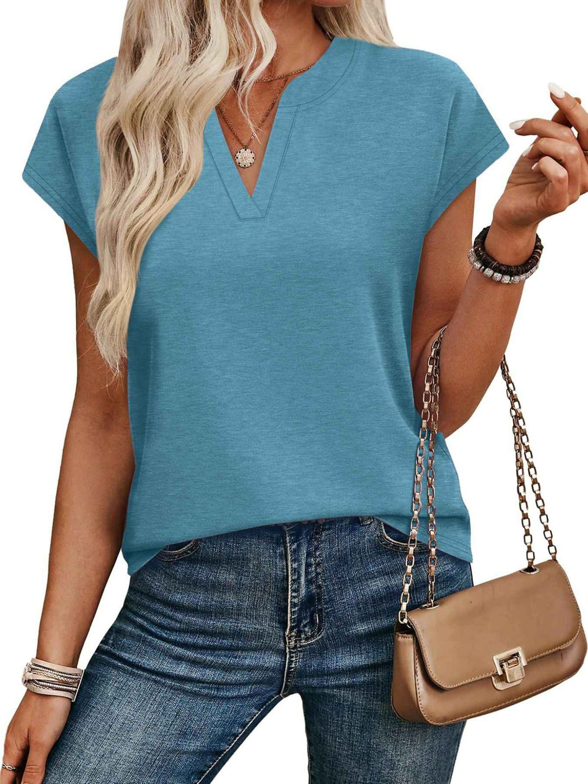 T-shirt à manches courtes et encolure en V crantée