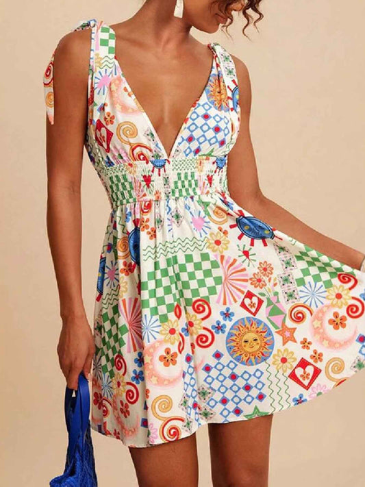 Robe mini imprimée smockée sans manches col V