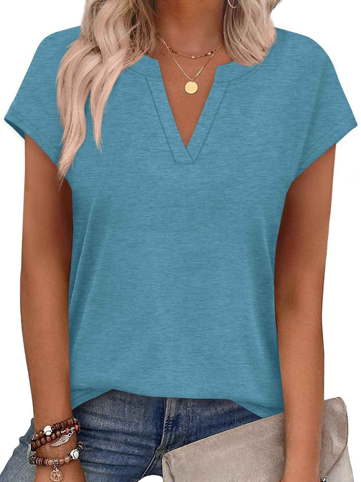 T-shirt à manches courtes et encolure en V crantée