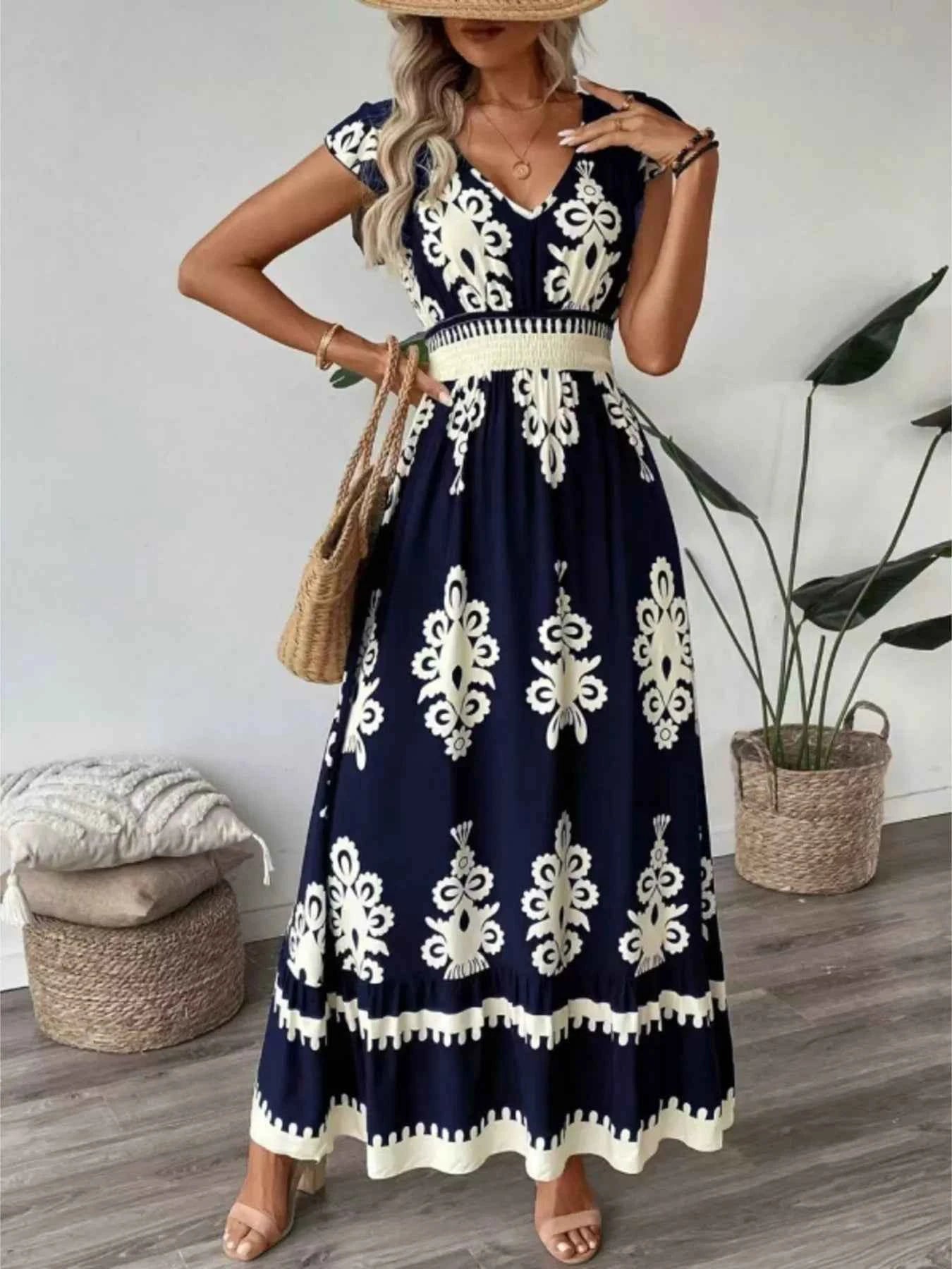 Robe à imprimé, col V et manches courtes à volants