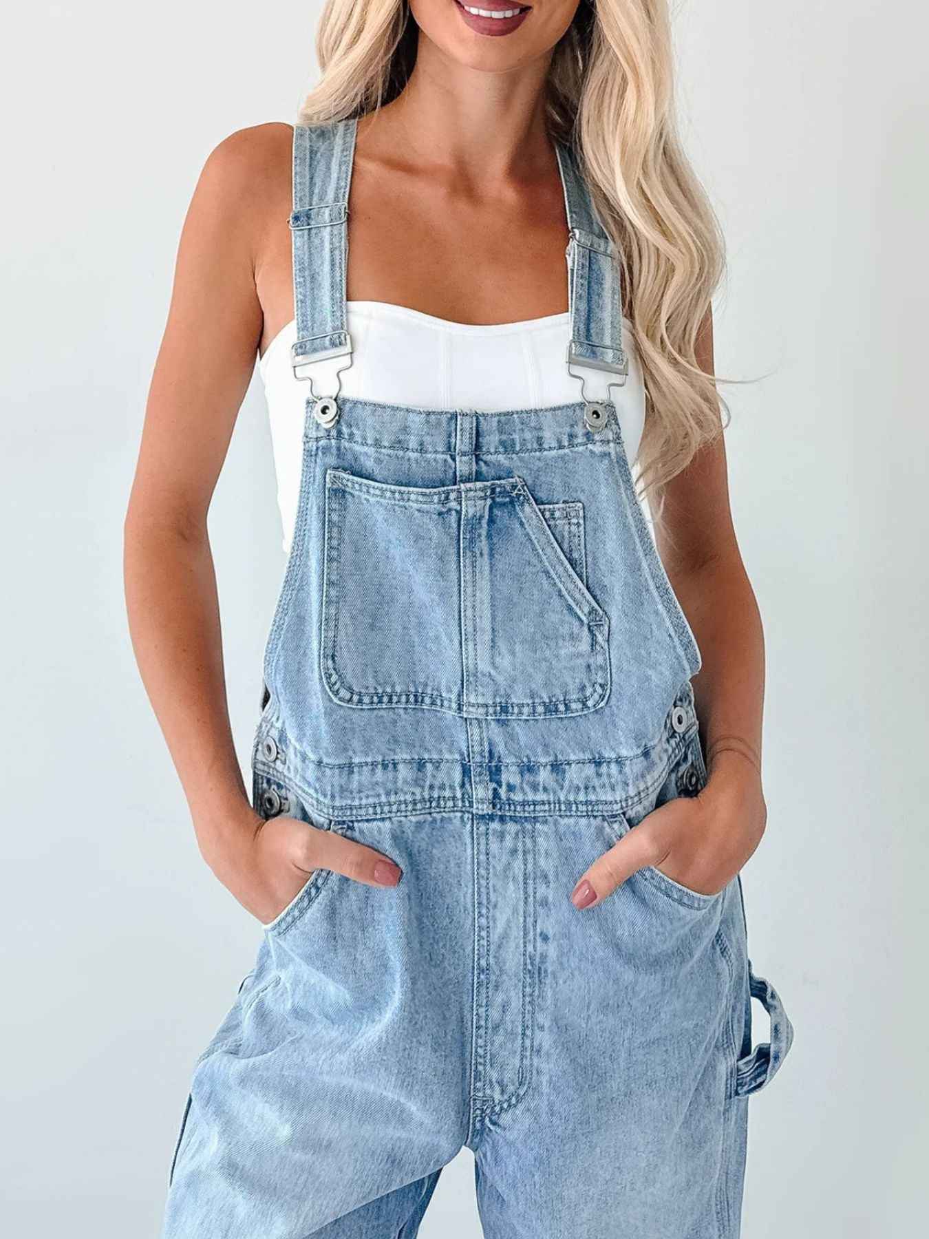 Salopette en denim bleu clair à larges bretelles