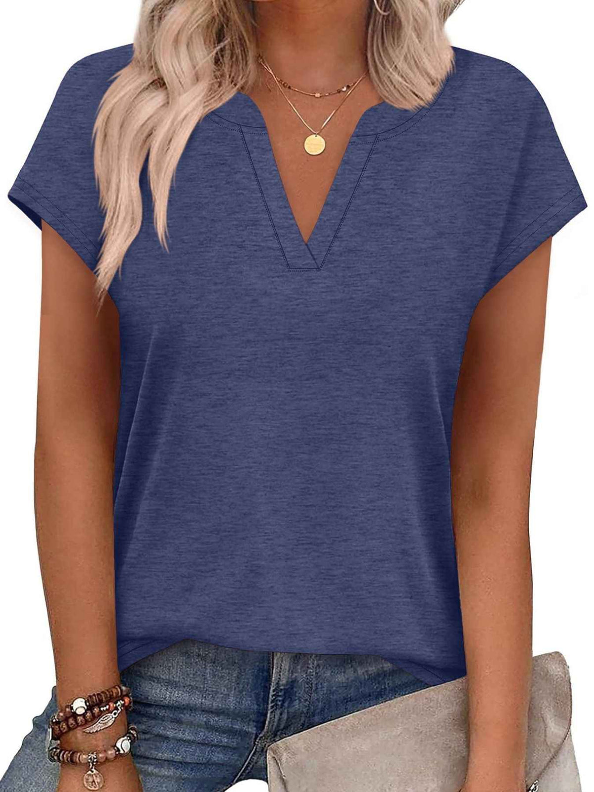 T-shirt à manches courtes et encolure en V crantée