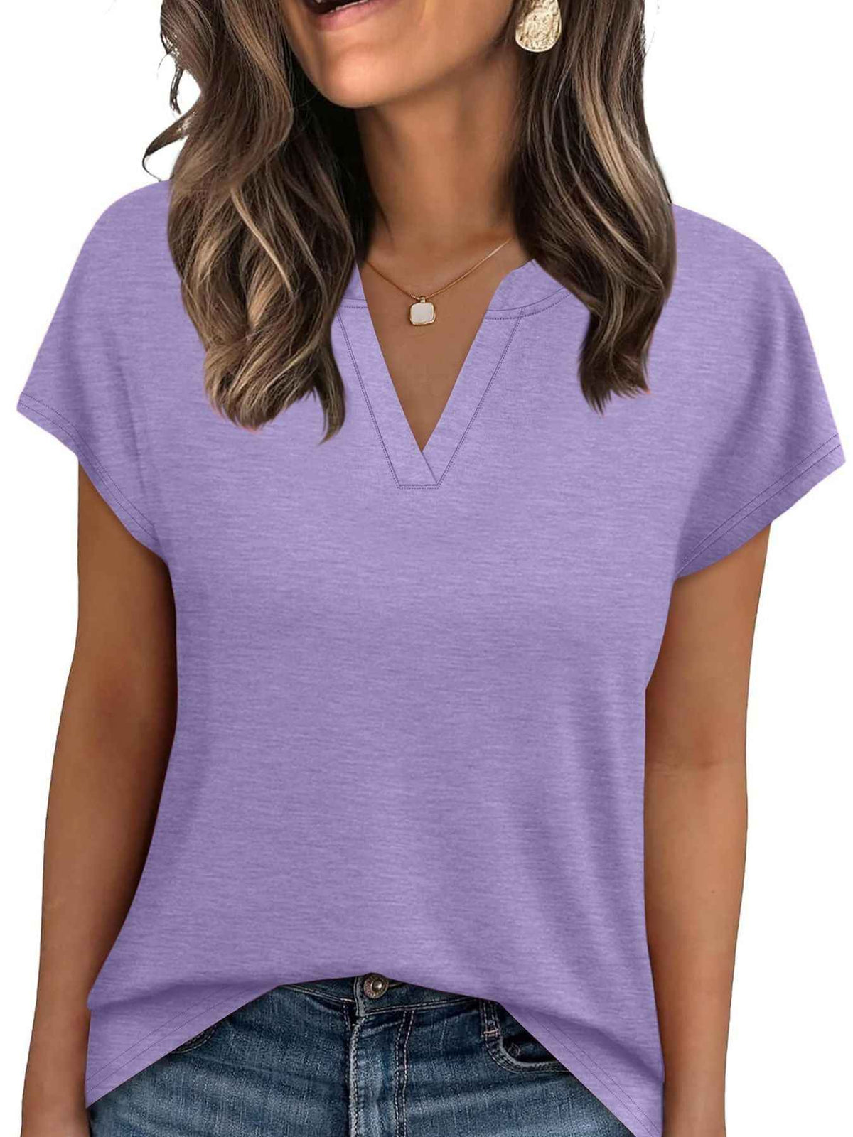 T-shirt à manches courtes et encolure en V crantée