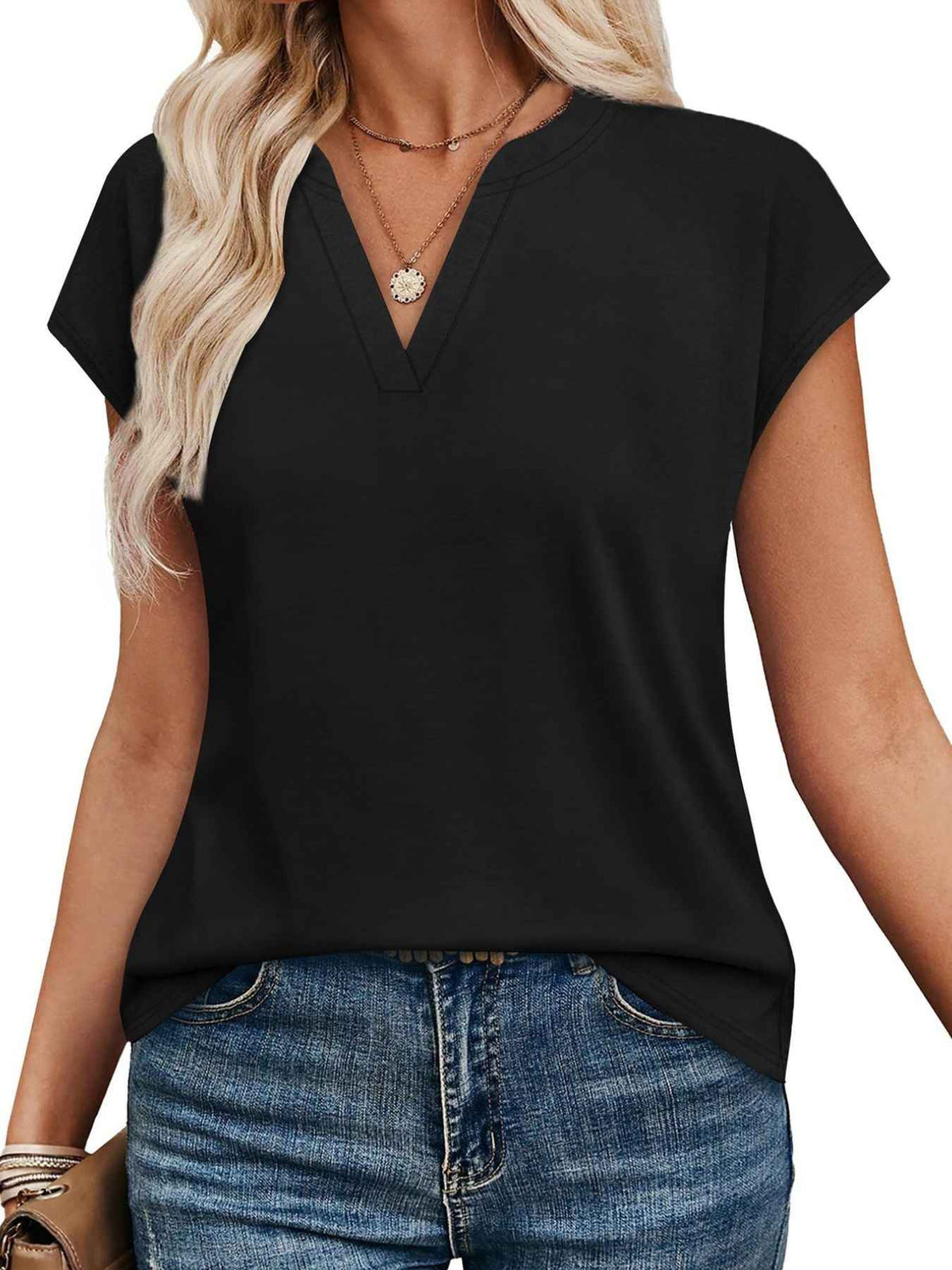 T-shirt à manches courtes et encolure en V crantée
