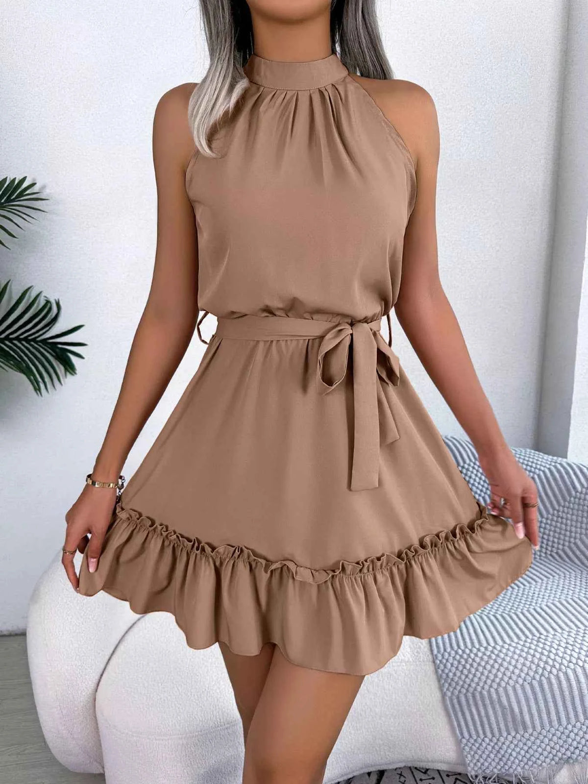 Robe ligne A à col halter et ourlet volanté avec ceinture