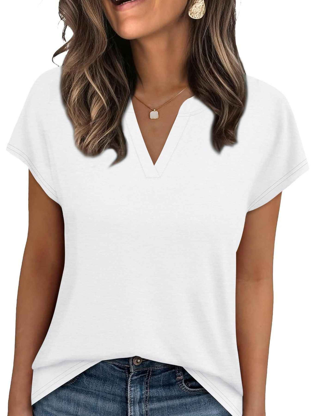 T-shirt à manches courtes et encolure en V crantée