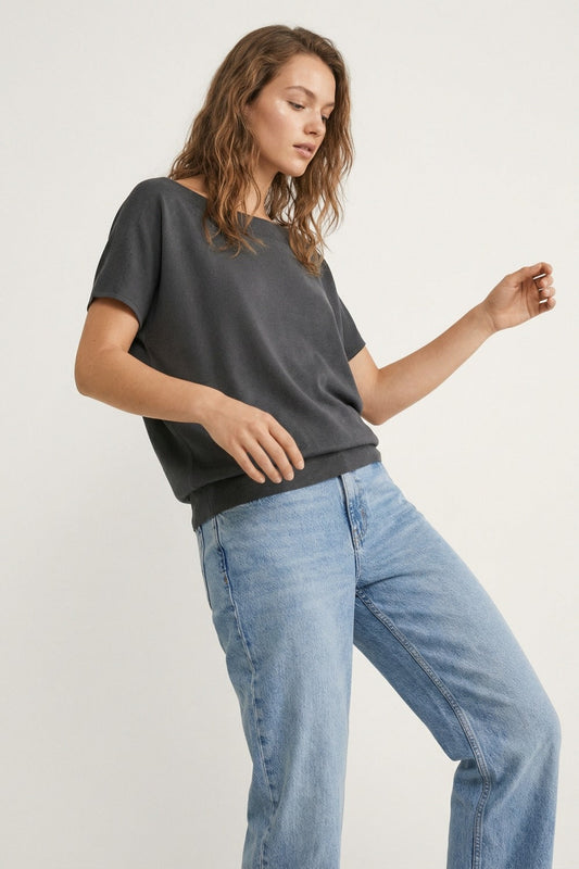 Pull noir col bateau à manches courtes tombantes