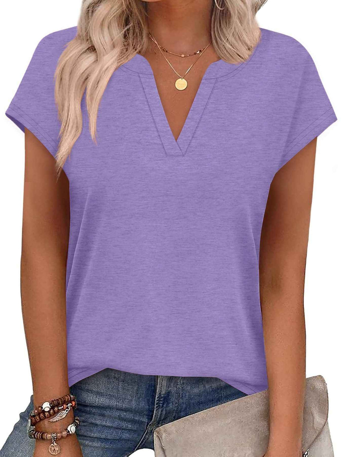 T-shirt à manches courtes et encolure en V crantée