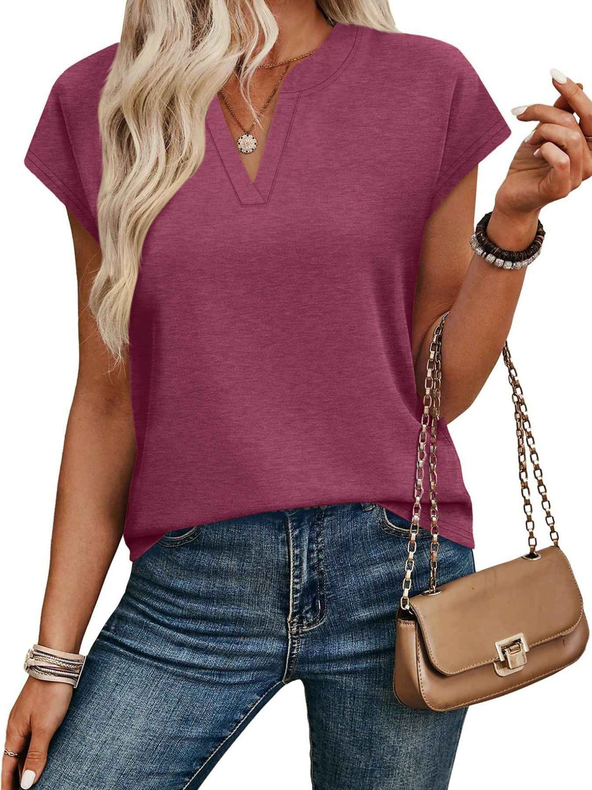 T-shirt à manches courtes et encolure en V crantée