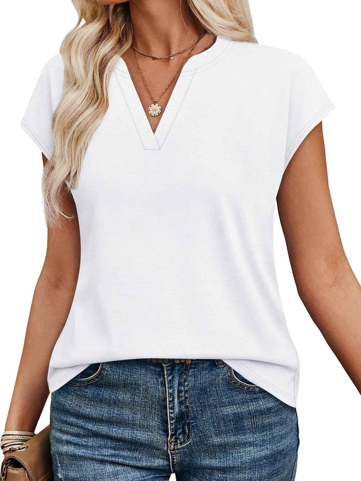 T-shirt à manches courtes et encolure en V crantée