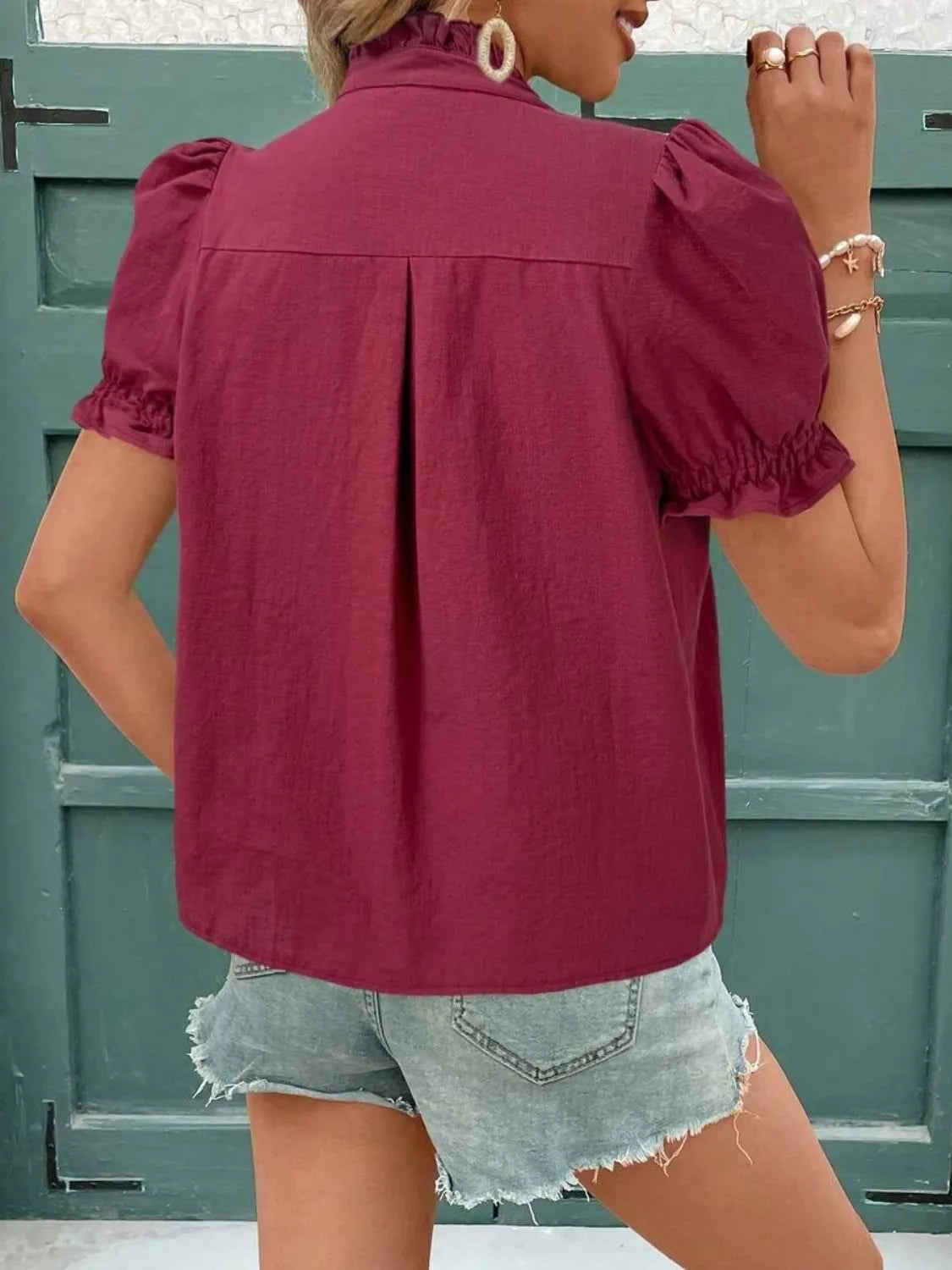 Blouse en coton à col cranté, broderies et volants, manches courtes