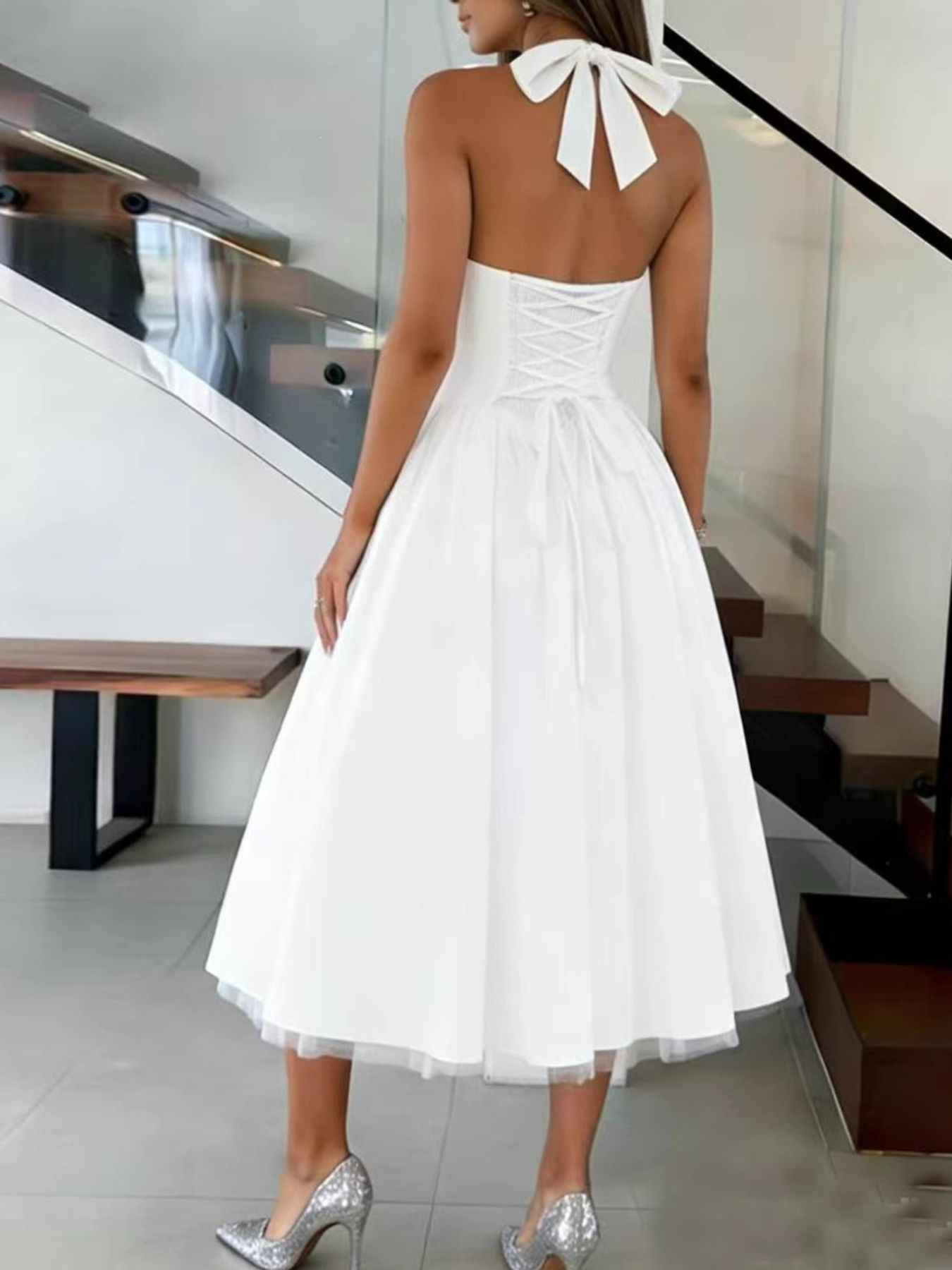 Robe midi blanche à col licou et coupe évasée