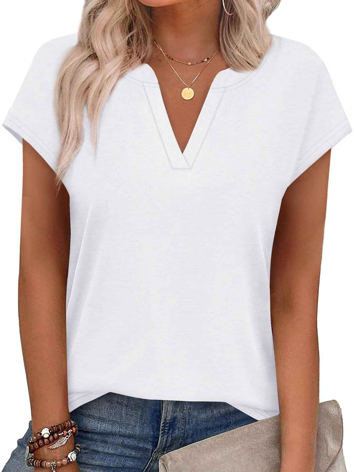 T-shirt à manches courtes et encolure en V crantée