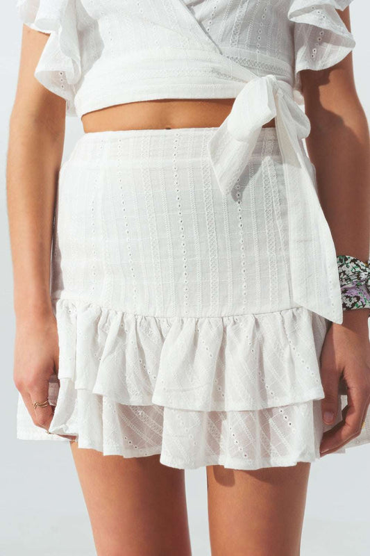 Jupe courte blanche broderie anglaise à volants
