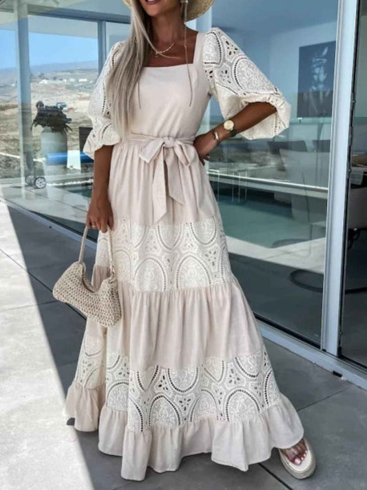 Robe maxi à volants étagés, manches en dentelle et ceinture nouée