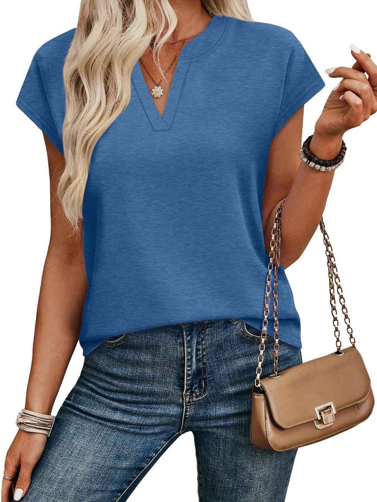 T-shirt à manches courtes et encolure en V crantée