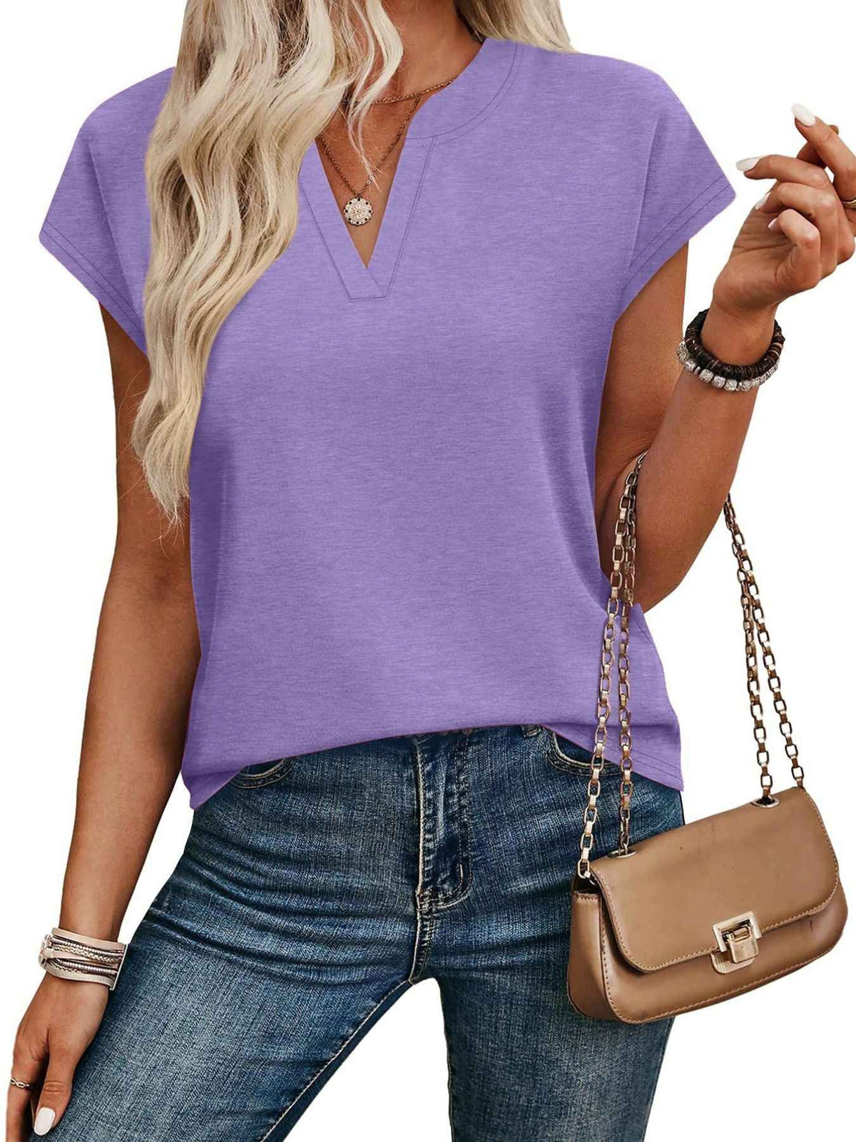 T-shirt à manches courtes et encolure en V crantée