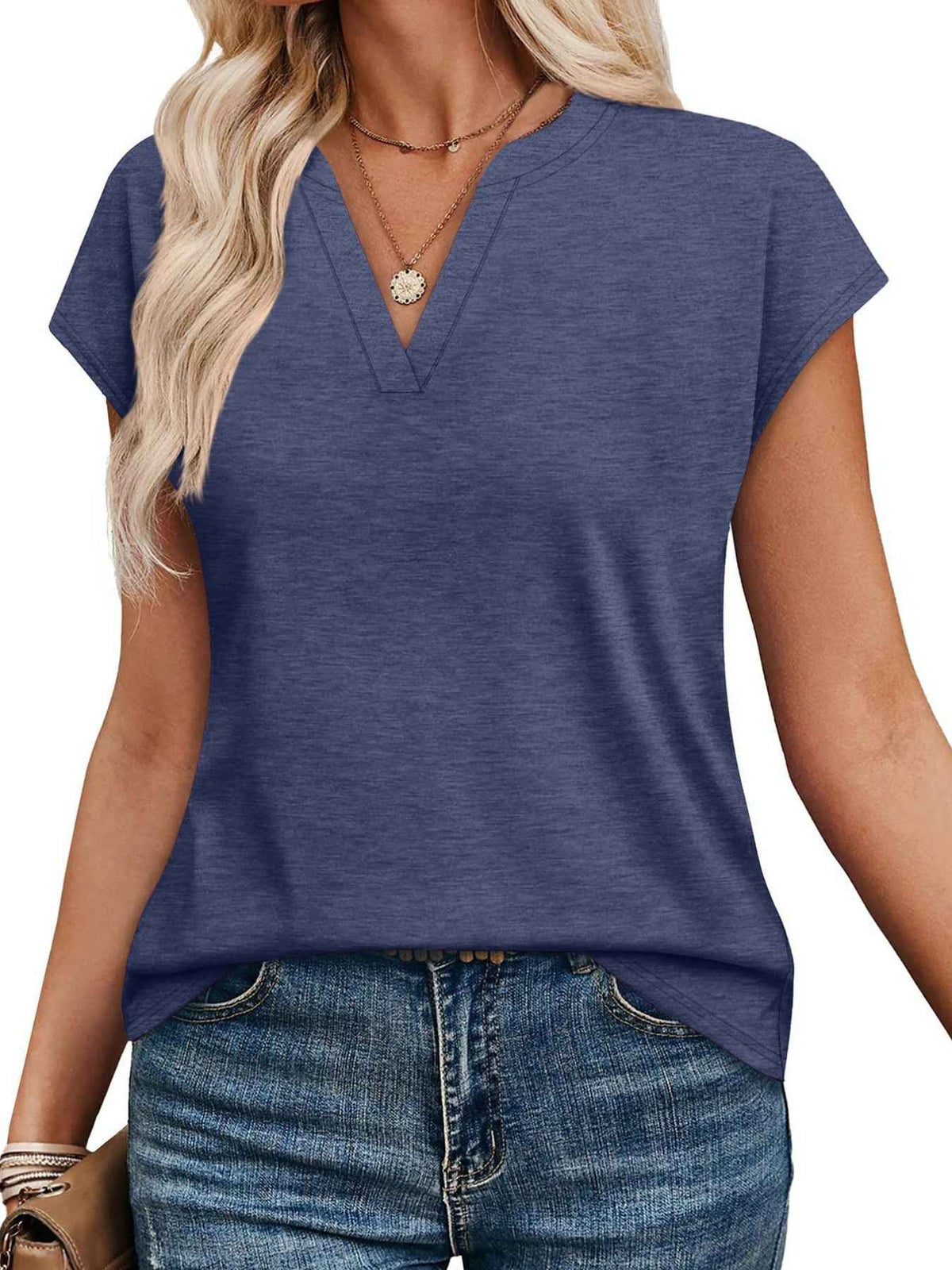 T-shirt à manches courtes et encolure en V crantée