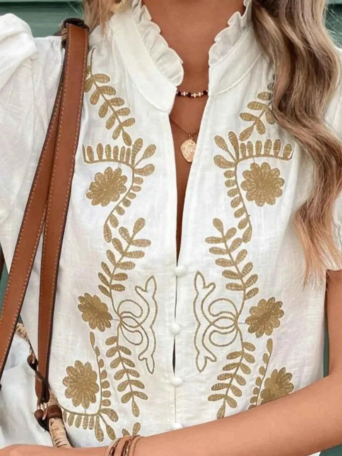 Blouse en coton à col cranté, broderies et volants, manches courtes