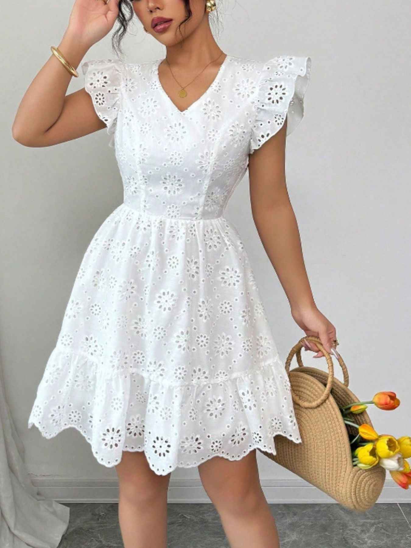 Robe courte à manches volantées en broderie anglaise et dos nu