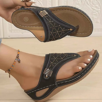 Sandales compensées tong ornées de strass