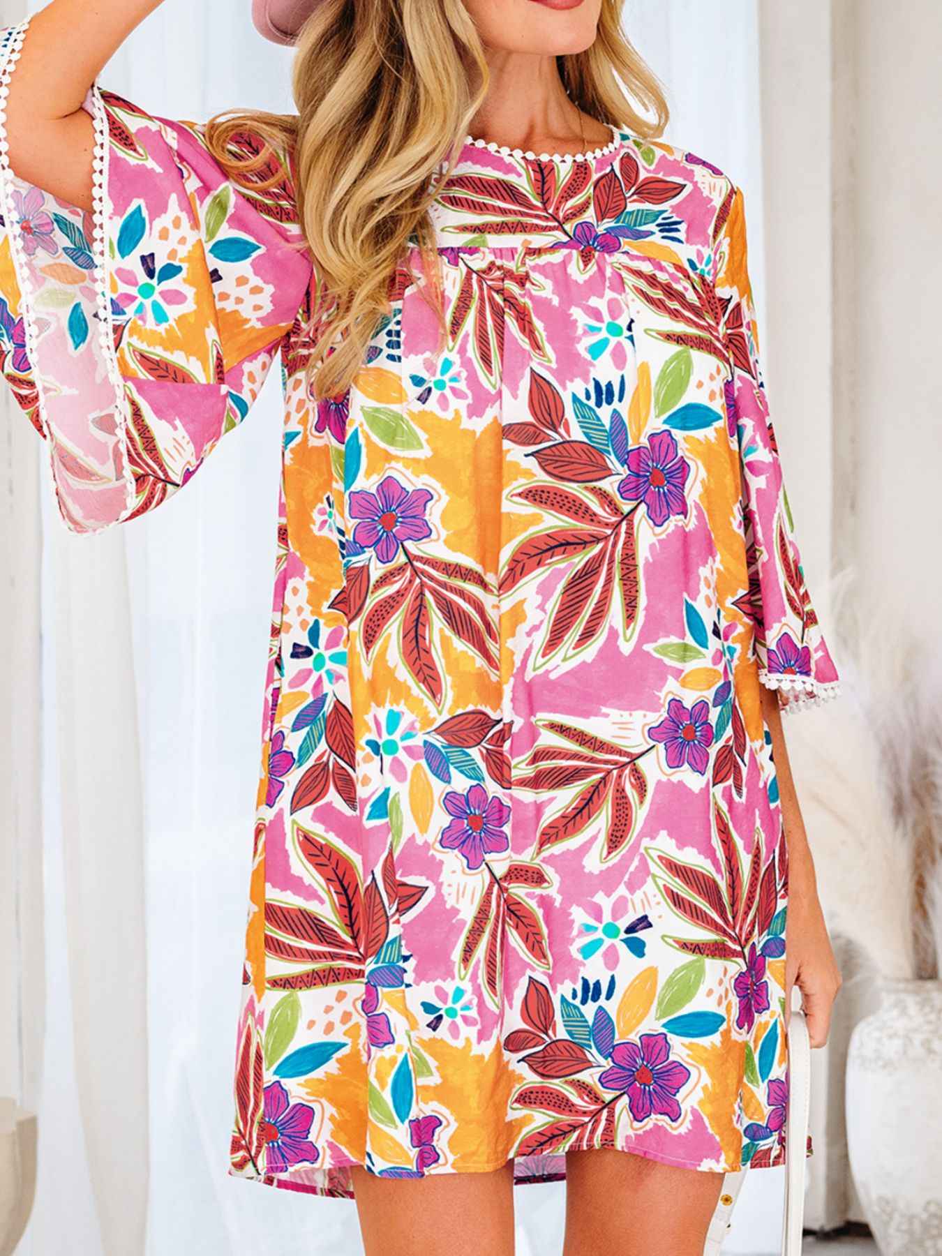Robe mini swing à imprimé floral, dentelle, lien dos et manches cloche