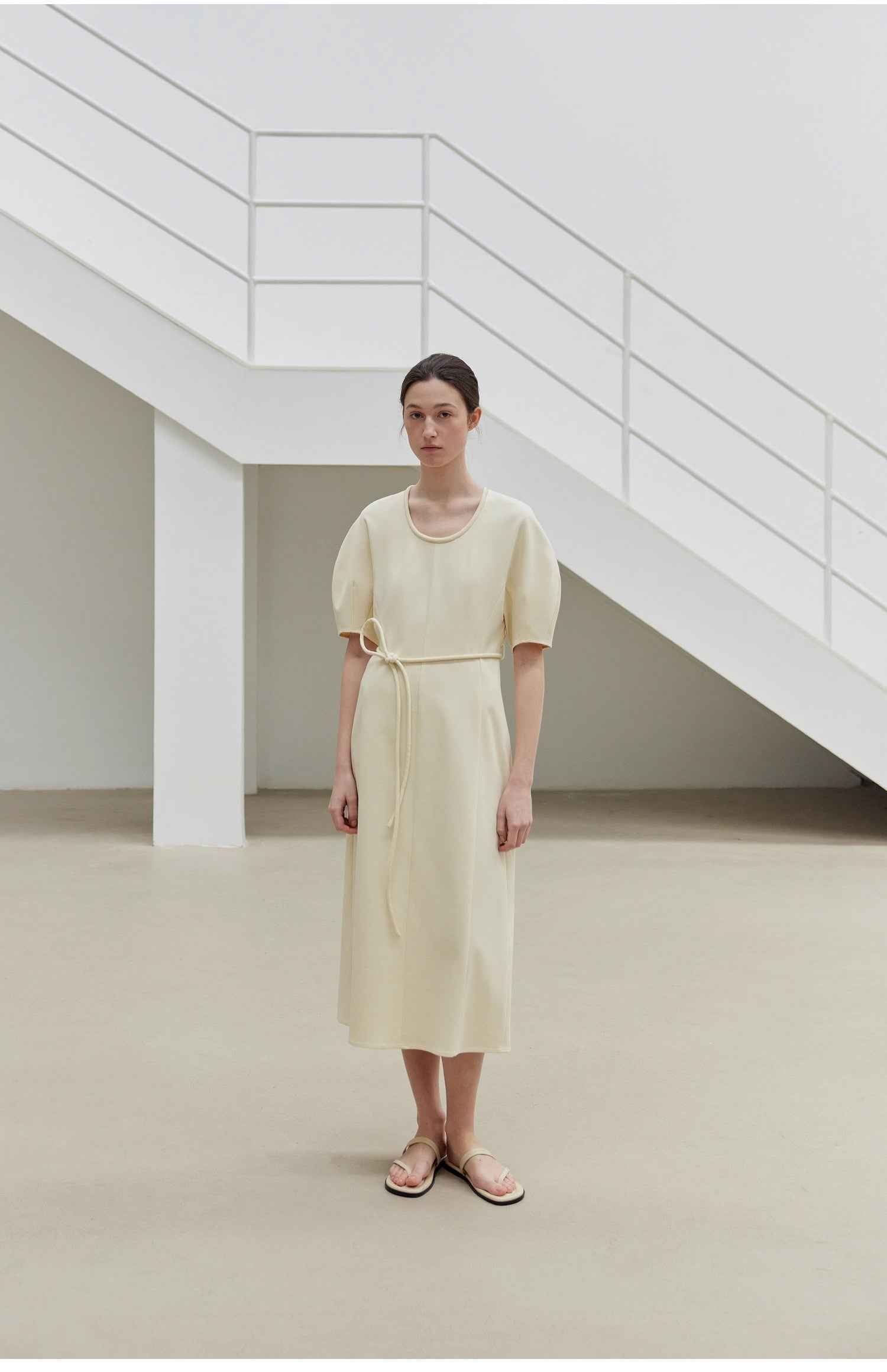 Robe en coton mercerisé col en U avec ceinture et jupe courbe - MyParisMonaco