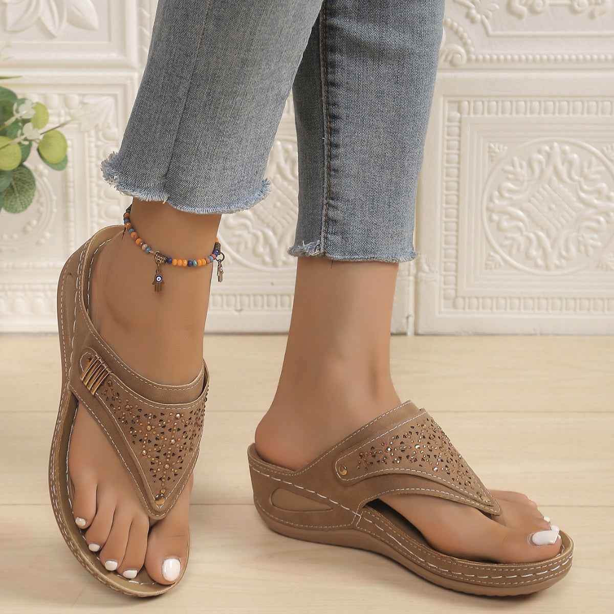 Sandales compensées tong ornées de strass