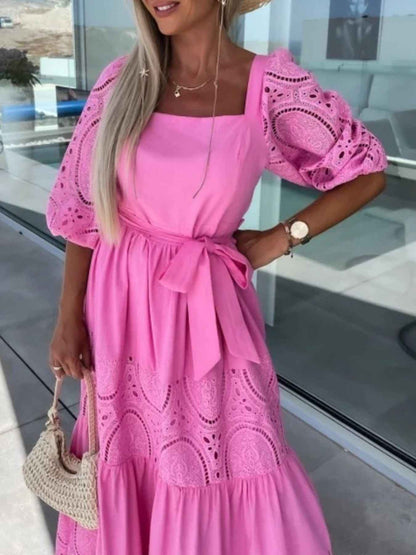 Robe maxi à volants étagés, manches en dentelle et ceinture nouée