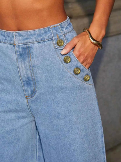 Jean taille haute à jambe large et décor boutons