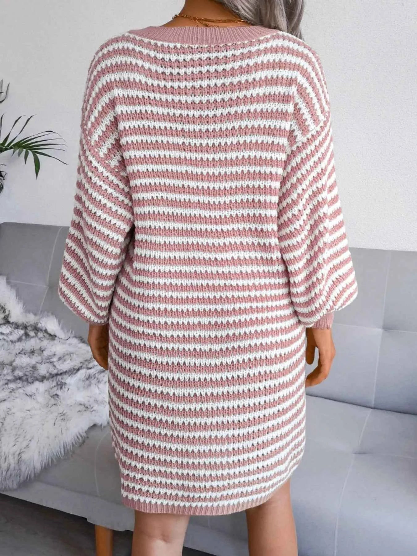 Robe pull rayée à col V et manches longues