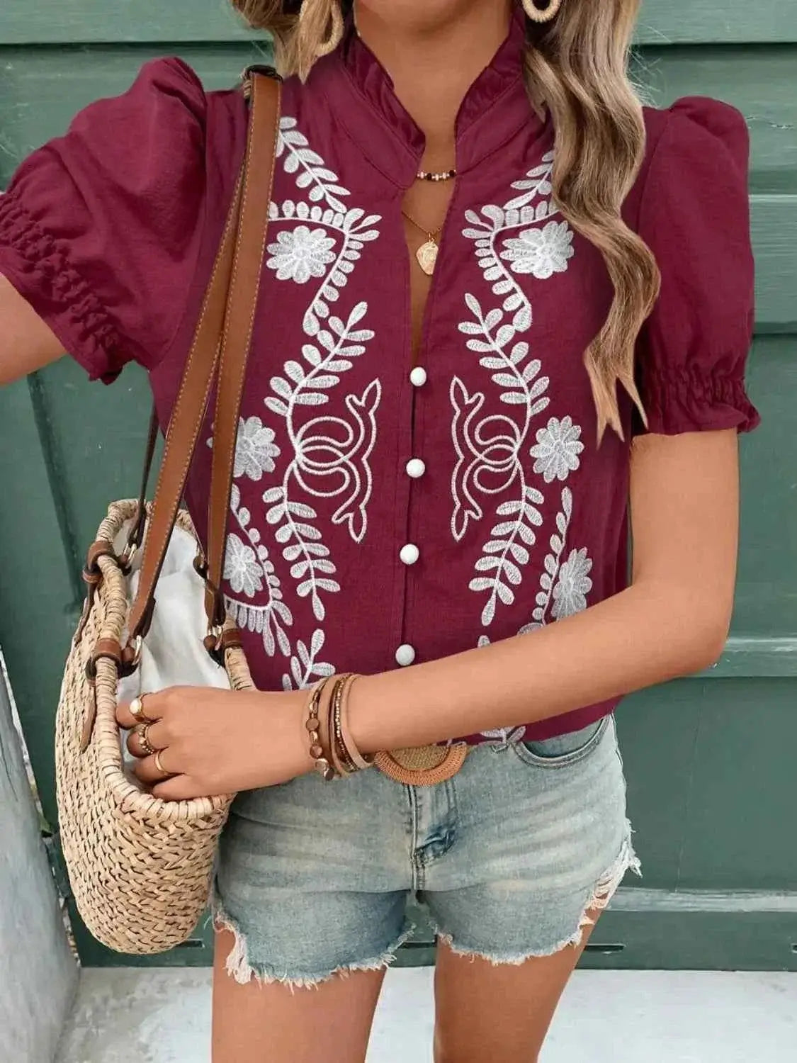 Blouse en coton à col cranté, broderies et volants, manches courtes