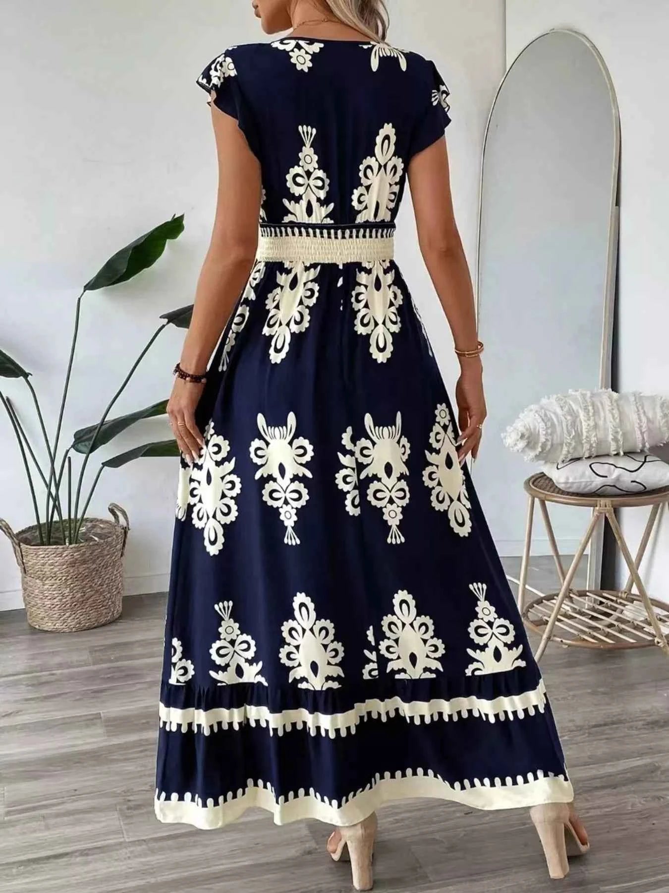 Robe à imprimé, col V et manches courtes à volants