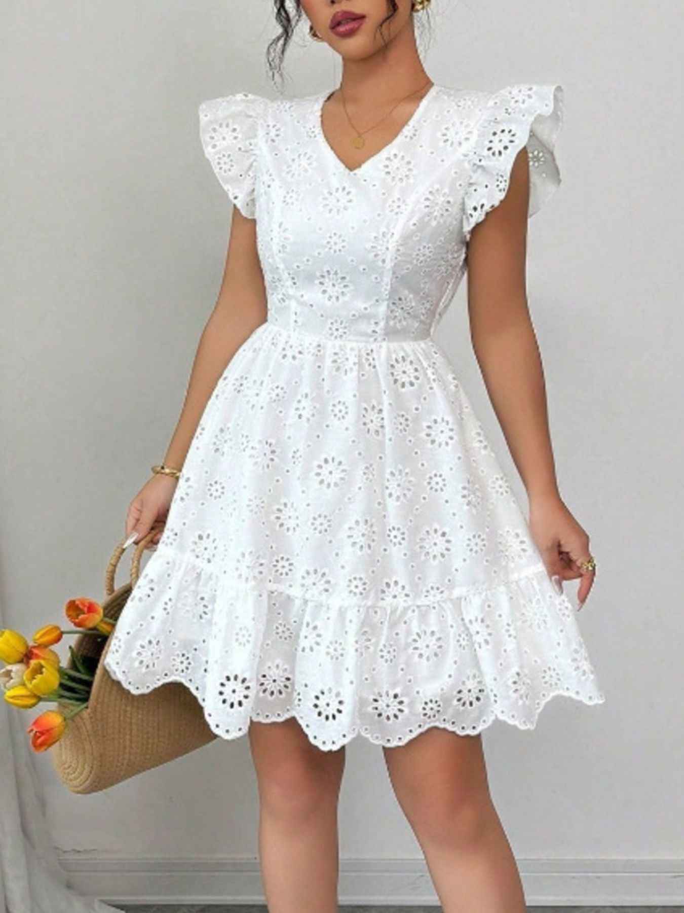 Robe courte à manches volantées en broderie anglaise et dos nu