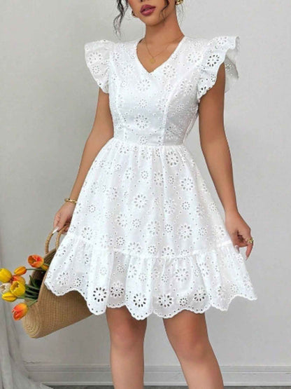 Robe courte à manches volantées en broderie anglaise et dos nu