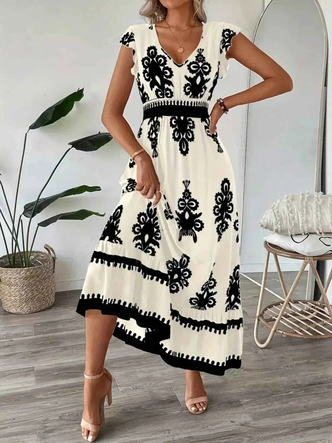 Robe à imprimé, col V et manches courtes à volants
