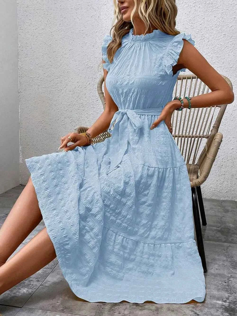 Robe midi à manches courtes, volants et lien à nouer