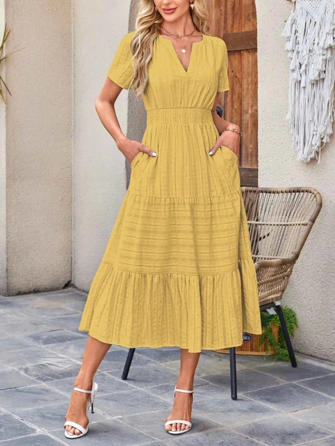 Robe à jupe étagée, col cranté et manches courtes