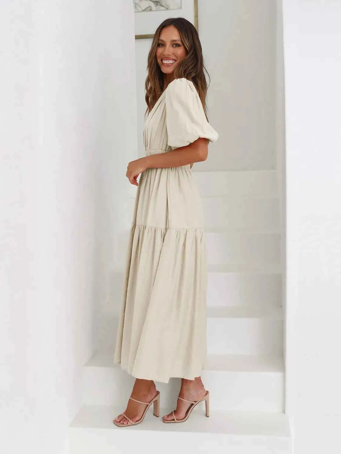 Robe midi croisée à étages et manches mi-longues