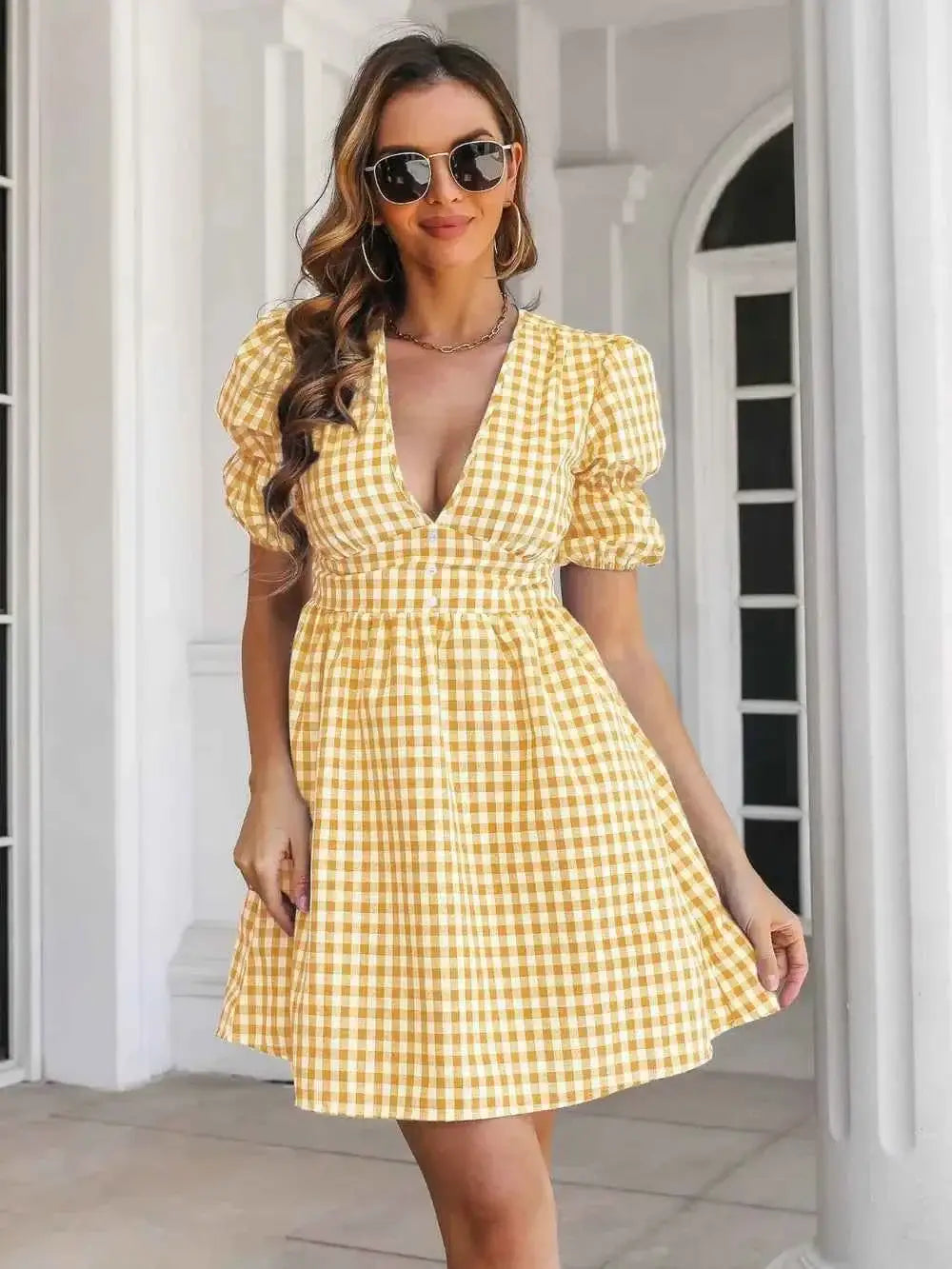 Robe courte à carreaux et boutons décoratifs, manches courtes