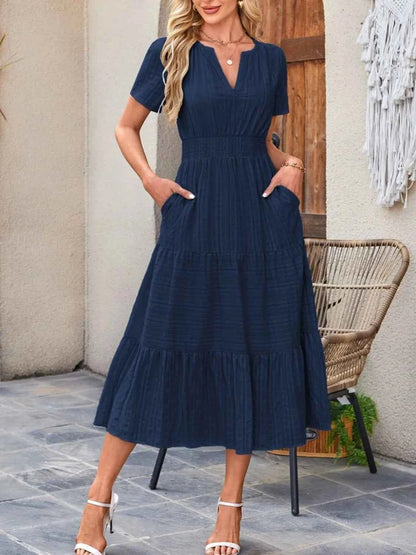 Robe à jupe étagée, col cranté et manches courtes